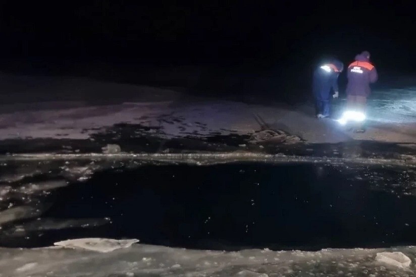 На Байкале автомобиль провалился под лед, погибли два человека
