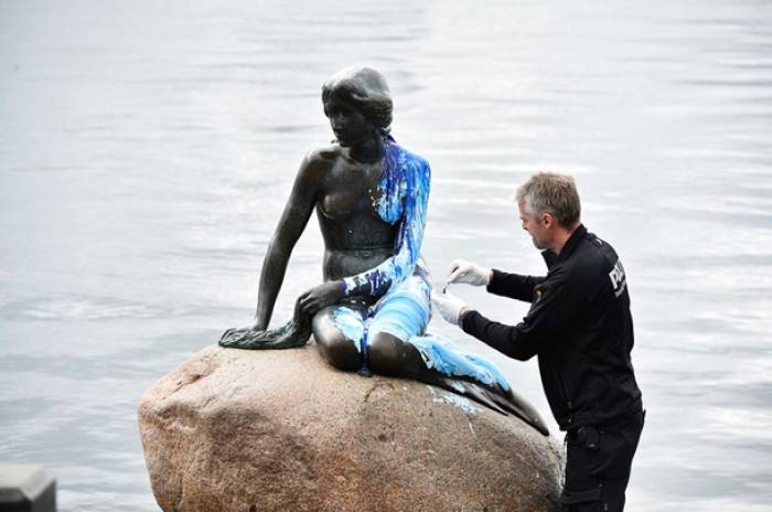 В Копенгагене снова облили краской статую русалочки - ФОТО