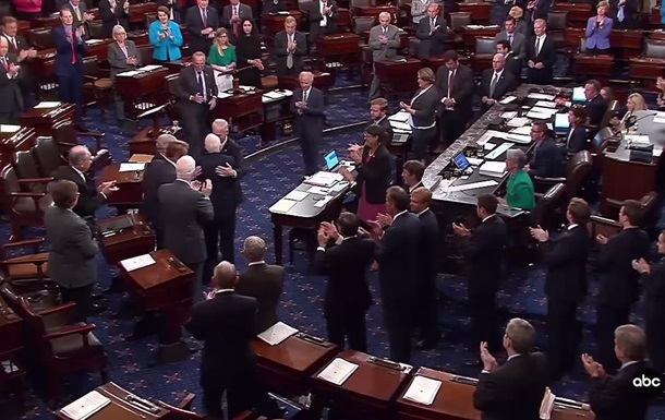 Маккейна в сенате встретили аплодисментами - ВИДЕО
