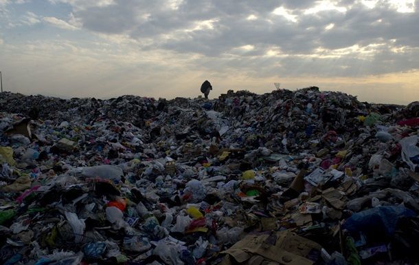 Гора мусора обрушилась в Гвинее