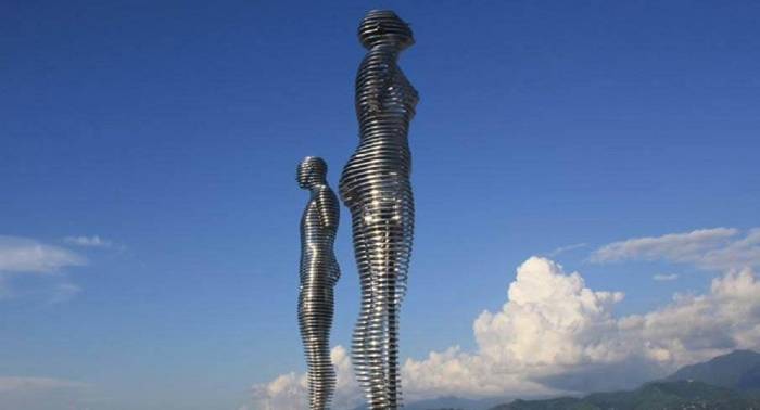 Скульптура «Али и Нино» названа одной из самых необычных в мире