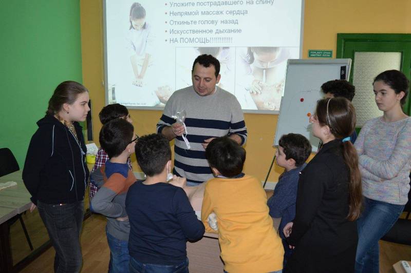 В Баку детей научили оказывать первую помощь - ФОТО