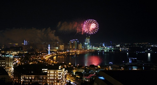 В Баку в связи с праздником Новруз устроен фейерверк - ФОТО