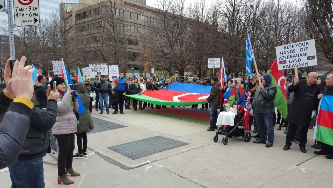 Азербайджанцы в Канаде провели акцию протеста против армянской провокации в Карабахе - ФОТО 