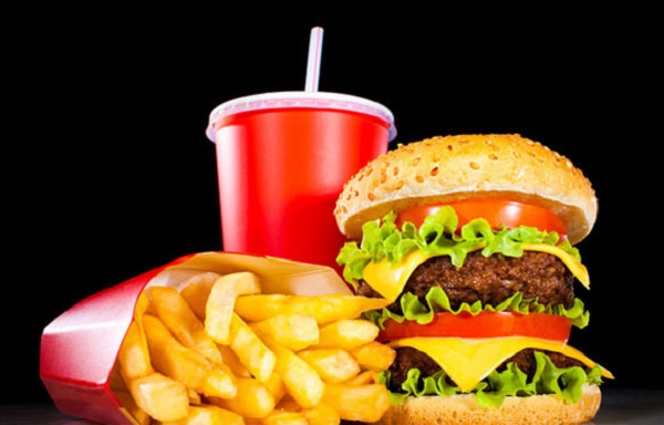 Основная угроза фастфуда для человека кроется не в калориях
