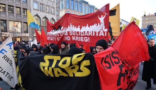В Мюнхене устроили марш против политики НАТО - ВИДЕО