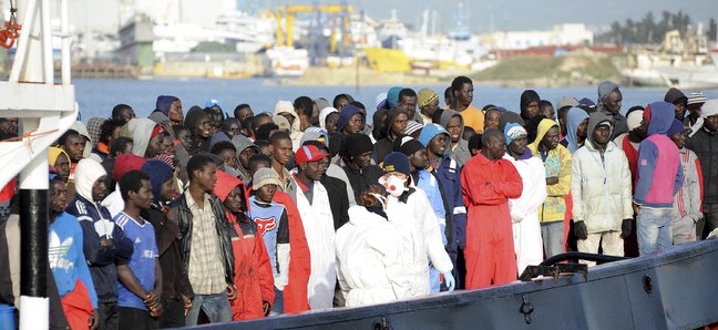 Италия: спасенных мигрантов ждут на Сицилии - ВИДЕО