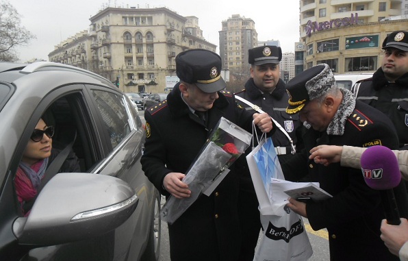 Дорожная полиция поздравила женщин с 8 Марта – ФОТО 