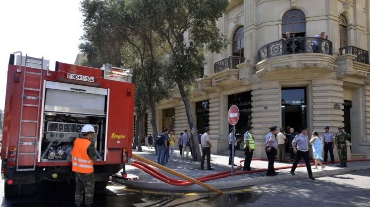МЧС о пожаре в брендовом магазине одежды в Баку