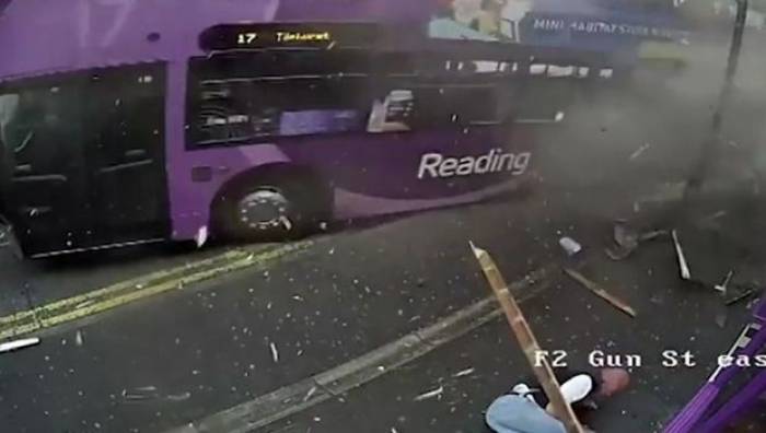 Сбитый автобусом британец встал и пошел в паб (ВИДЕО)