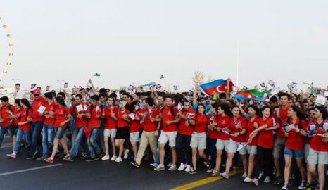 В Баку прошел парад с участием спортсменов и волонтеров Евроигр - ФОТО