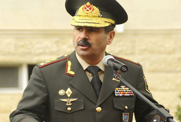 Закир Гасанов ознакомился с едой и военной формой для солдат