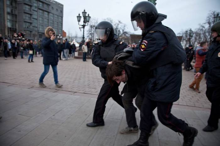 В Москве задержали более 400 человек во время акции протеста