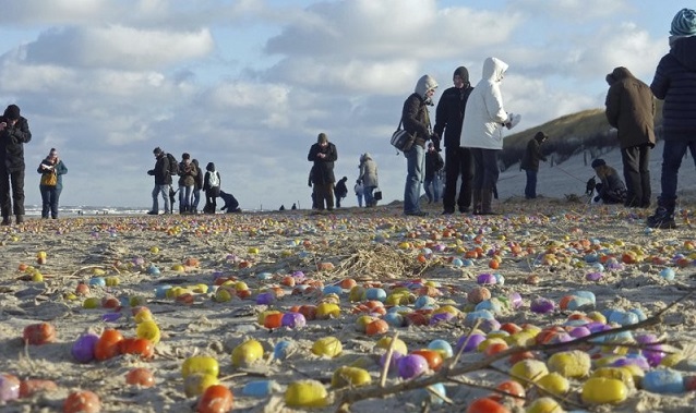 В Германии на пляж вынесло тысячи киндер-сюрпризов - ВИДЕО
