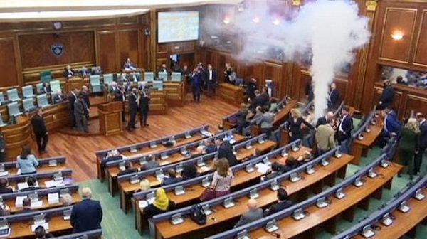 Очередная «газовая атака» в парламенте Косово – ВИДЕО