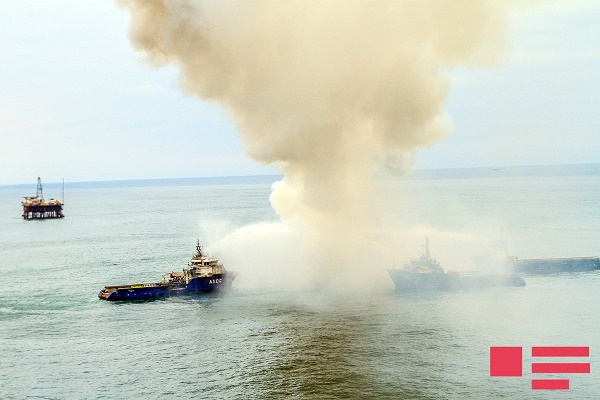 В Баку загорелся корабль
