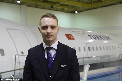 Родившийся в самолете Turkish Airlines стал бортпроводником авиакомпании - ФОТО