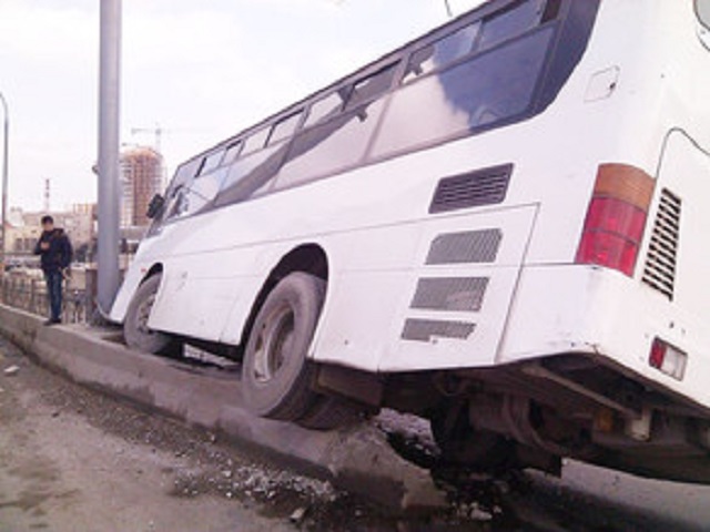 В Баку пассажирский автобус попал в ДТП, есть пострадавшие