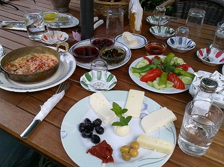 Минкультуры АР заступилось за азербайджанский завтрак