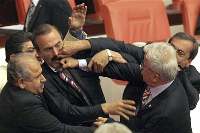 Потасовка в турецком парламенте - ОБНОВЛЕНО