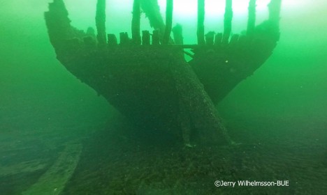 На Балтике нашли затонувший корабль с сотнями непочатых бутылок