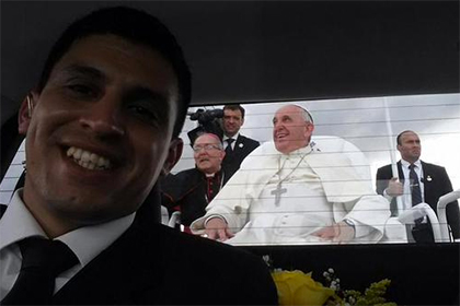 Водитель Папы Римского опубликовал селфи с понтификом