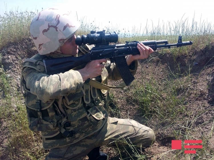 Азербайджанский офицер: "Мы без потерь перевели технику в тыл врага»