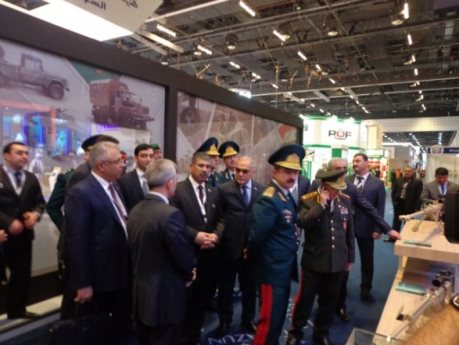 Азербайджанская делегация на военной выставке в Абу-Даби - ФОТО