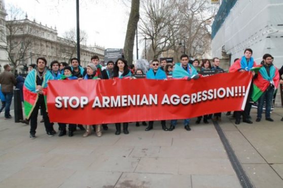 Азербайджанские студенты протестуют перед Британским парламентом - ФОТО