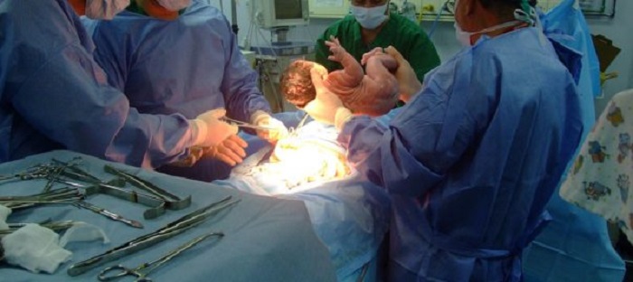 В бакинской больнице скончались роженица и новорожденный
