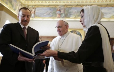 Ильхам Алиев у престола Папы Римского - ФОТО