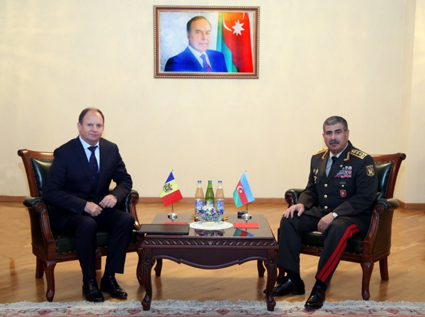 Закир Гасанов встретился с послом Молдовы в Азербайджане
