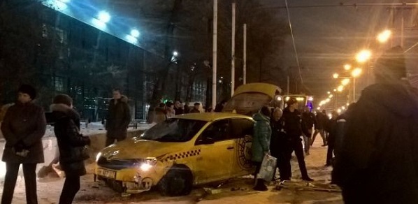 Автомобиль наехал на трамвайную остановку в Москве