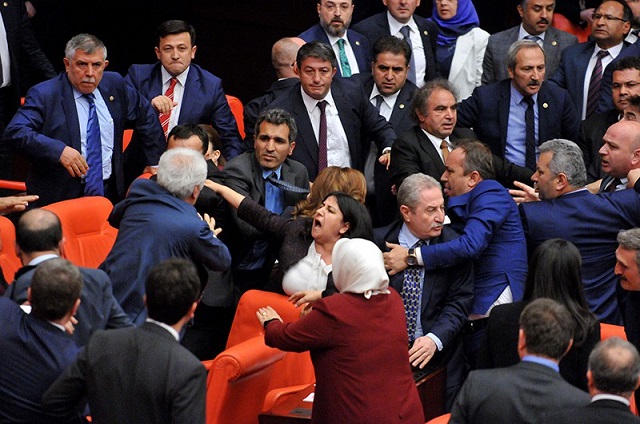 В турецком парламенте произошла драка, есть пострадавшие