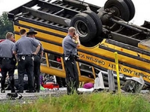В CША школьный автобус попал в аварию