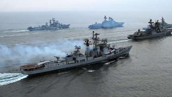 Корабли ВМФ России проводят учения в Черном море и на Каспии