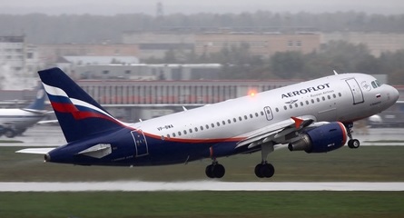 В аэропортах Москвы из-за грозы задержаны некоторые рейсы