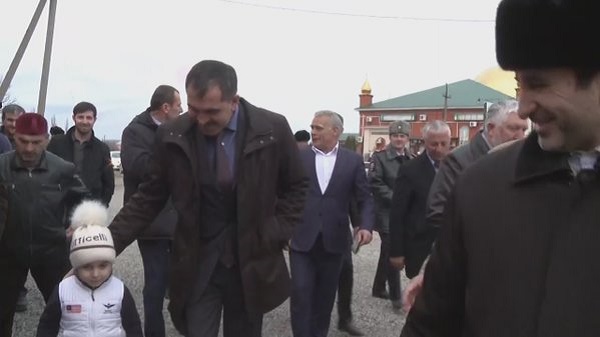 Глава Ингушетии срезал помпон с шапки мальчика - ВИДЕО