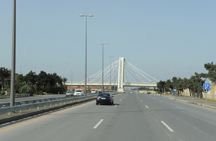 На аэропортовском шоссе в Баку частично ограничено движение