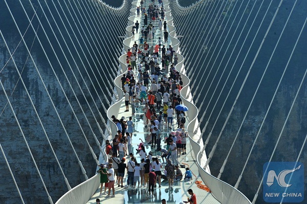 В Китае открыли самый длинный в мире стеклянный мост - ФОТО 