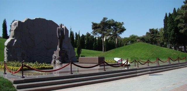 Медведев на могиле Гейдара Алиева
