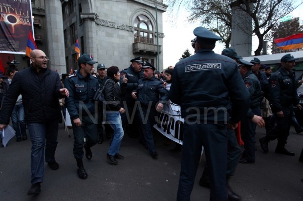 Участники митинга «Новой Армении» двинулись к офису делегации ЕС - ФОТО