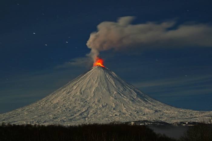 Вулкан на Камчатке выбросил столб пепла