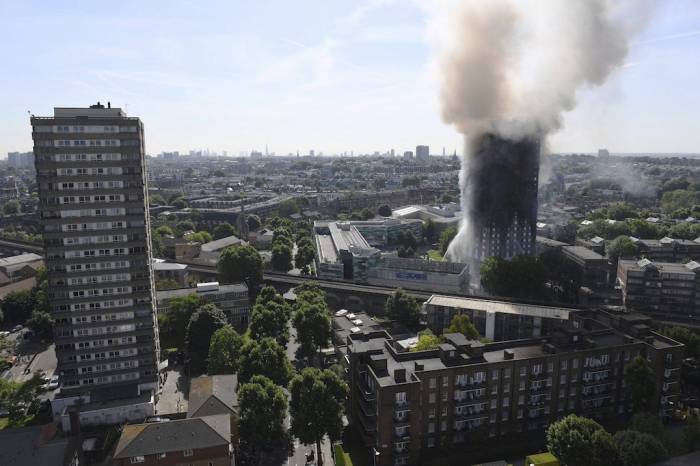 Число жертв пожара в лондонской высотке возросло до 17 человек