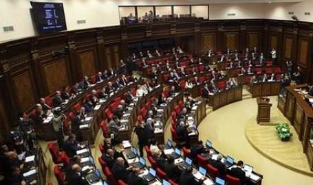 В парламенте Армении обсуждают кризис власти