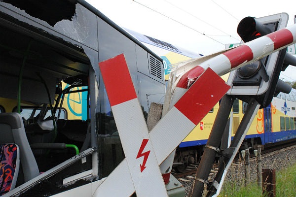 В Турции поезд снес микроавтобус, 6 погибших
