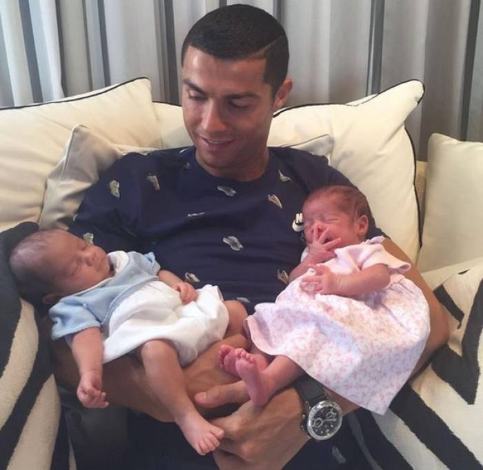 Роналду показал своих новорожденных близнецов 