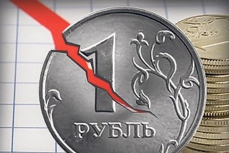 Рубль снижается вслед за ценами на нефть