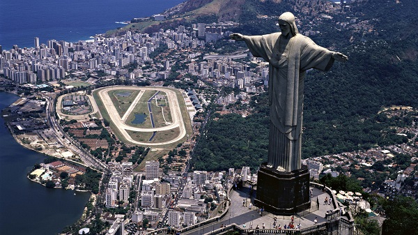 Активисты завязали глаза сотням статуй в Рио-де-Жанейро
