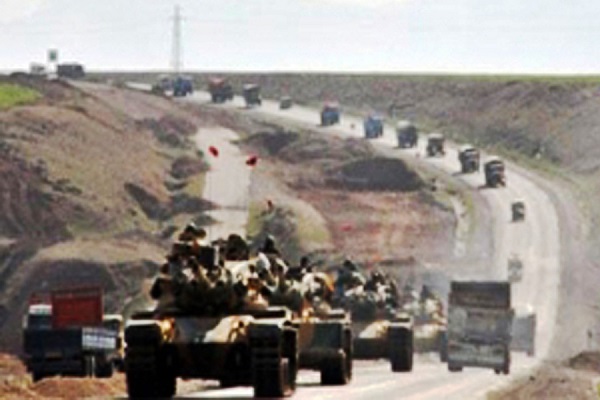 Турция стягивает военную технику к сирийской границе